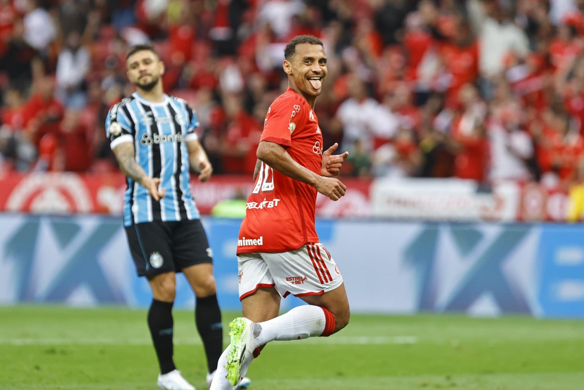 Alan Patrick marca em Gre-Nal frenético no Beira-Rio - Roberto Vinicius/GazetaPress