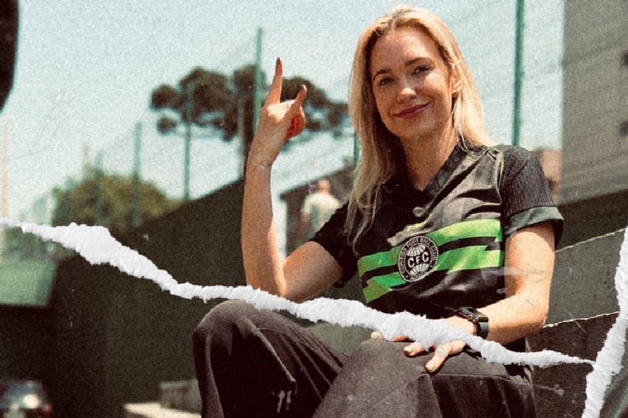 Torcedora posa com a nova terceira camisa do Coxa - Coritiba/Divulgação