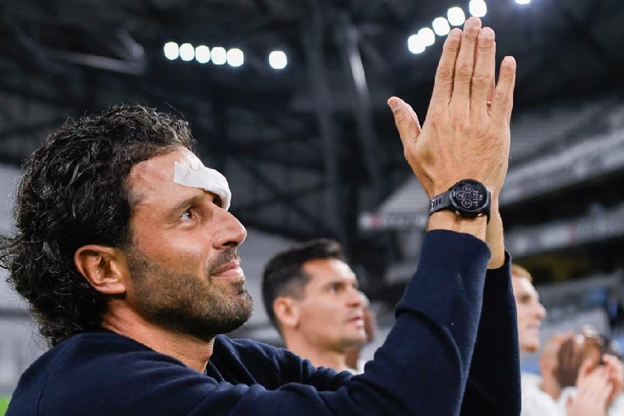 Técnico do Lyon é atingido no rosto e precisa de atendimento médico - Divulgação/Lyon