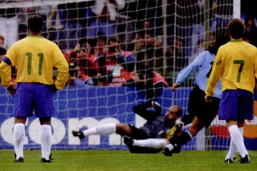 Magallanes marcou, de pênalti, o gol da vitória uruguaia em 2001 - Edison Vara/PLACAR
