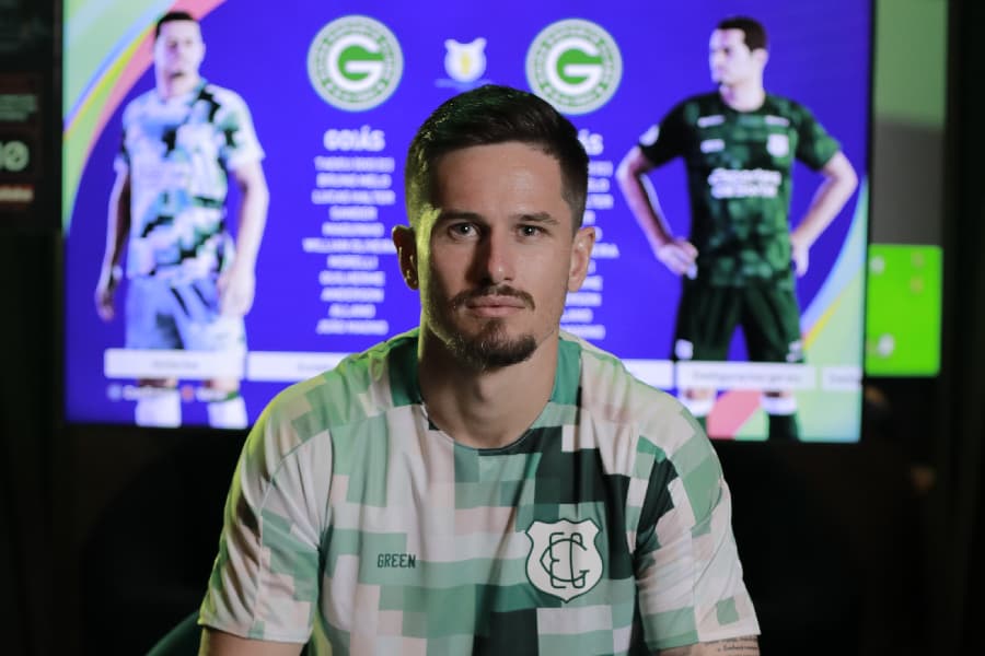 O goleiro Tadeu com a nova camisa do Goiás/ Divulgação