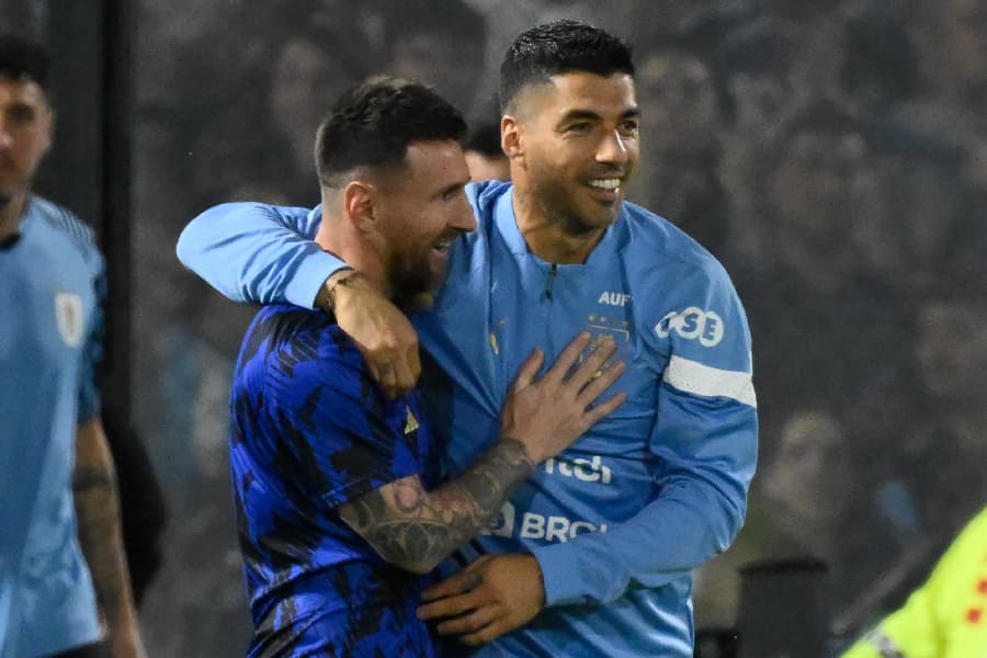 Messi e Suárez se encontram para Argentina e Uruguai - Luis ROBAYO / AFP