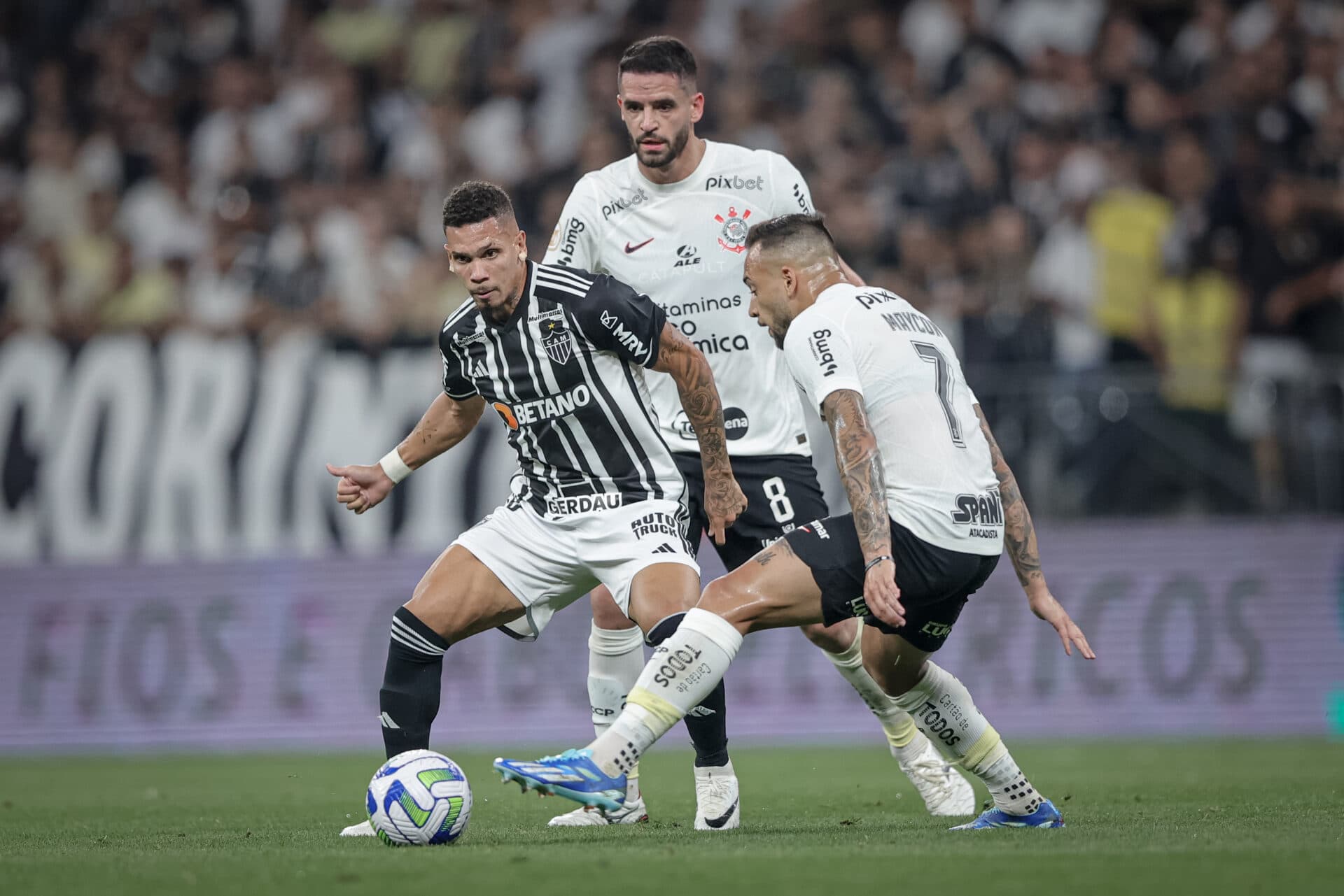 Paulinho, Maycon e Renato Augusto durante jogo entre Corinthians e Atlético Mineiro - Pedro Souza/Atlético