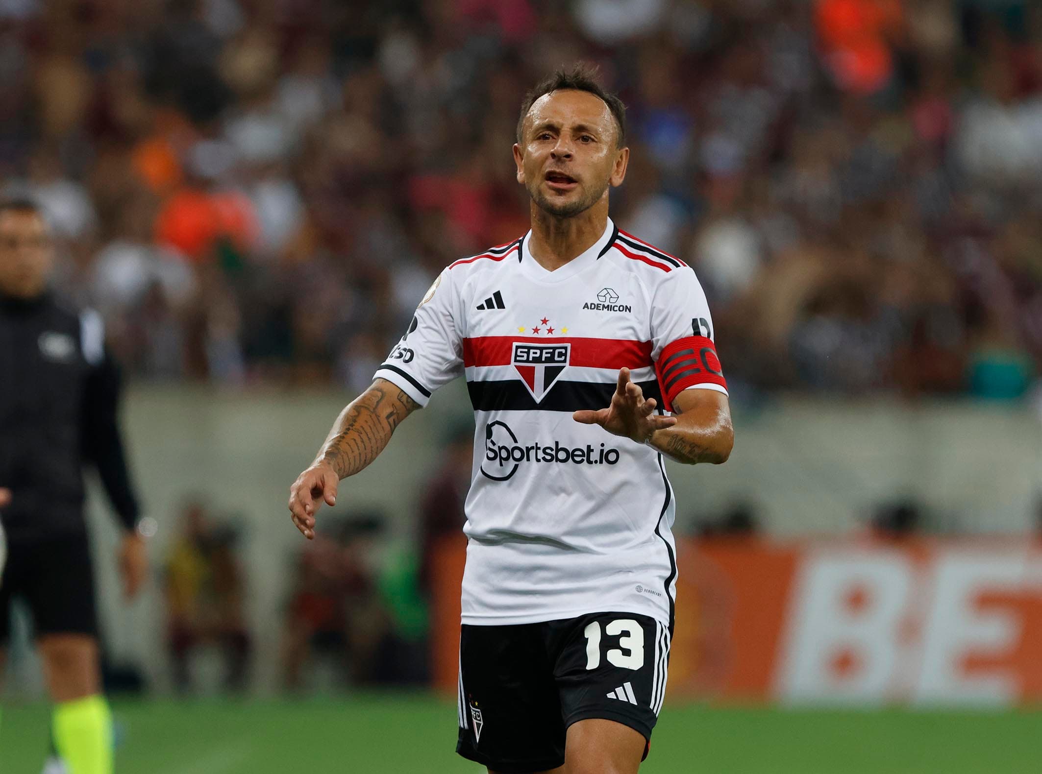 Rafinha estreia como dirigente e acerta retorno ao São Paulo