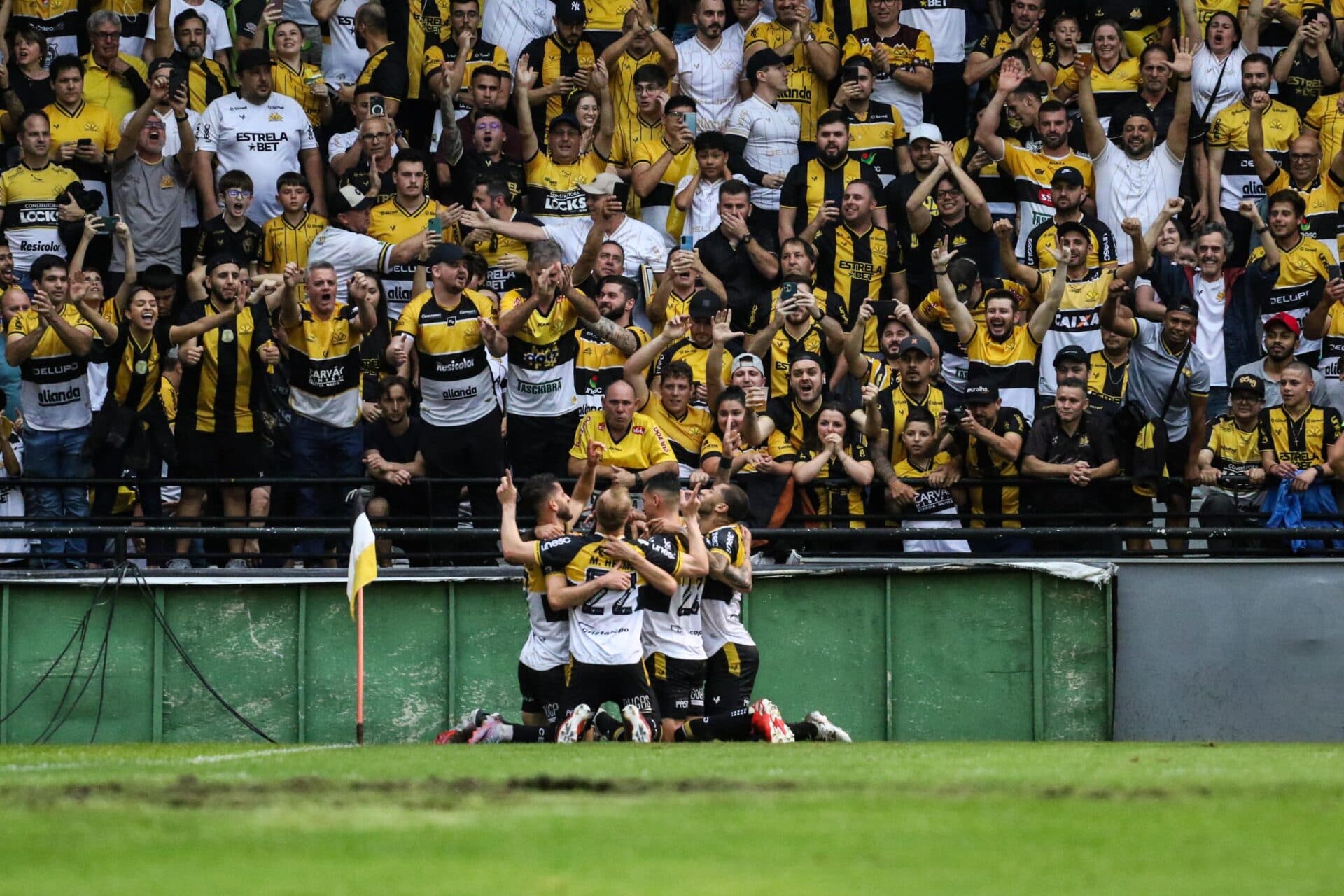 Criciúma garante acesso e retorno à Série A do Brasileiro após nove temporadas - Leonardo Hübbe / Gazeta Press
