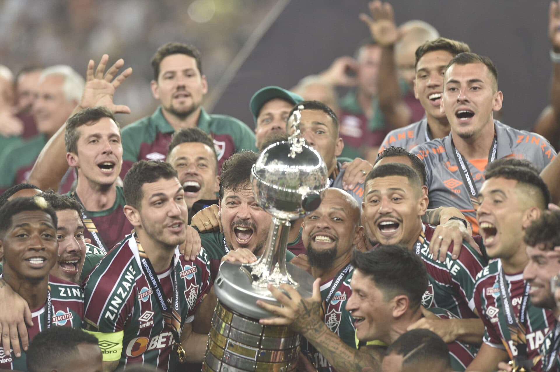 Campeões, enfim: jogadores do Fluminense com a taça da inédita Libertadores - Kaio Figueiredo/PLACAR