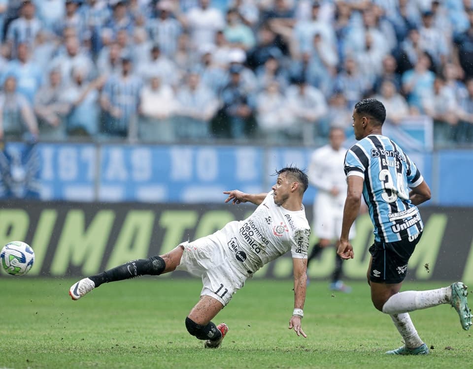 Romero se estica para marcar o gol do Corinthians contra o Grêmio - Rodrigo Coca/Agência Corinthians