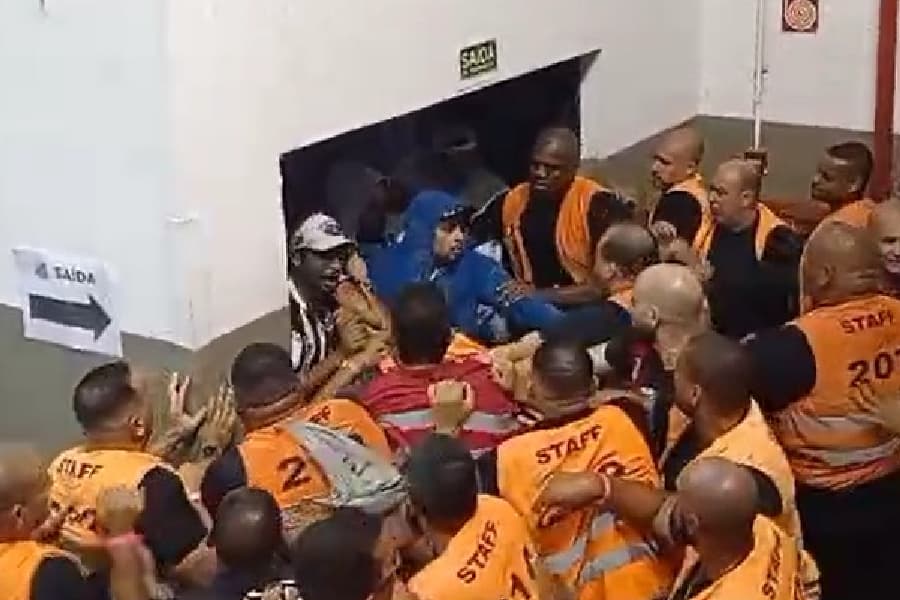 Conflito entre torcedores e seguranças marca a eleição do Santos - Klaus Richmond/Placar