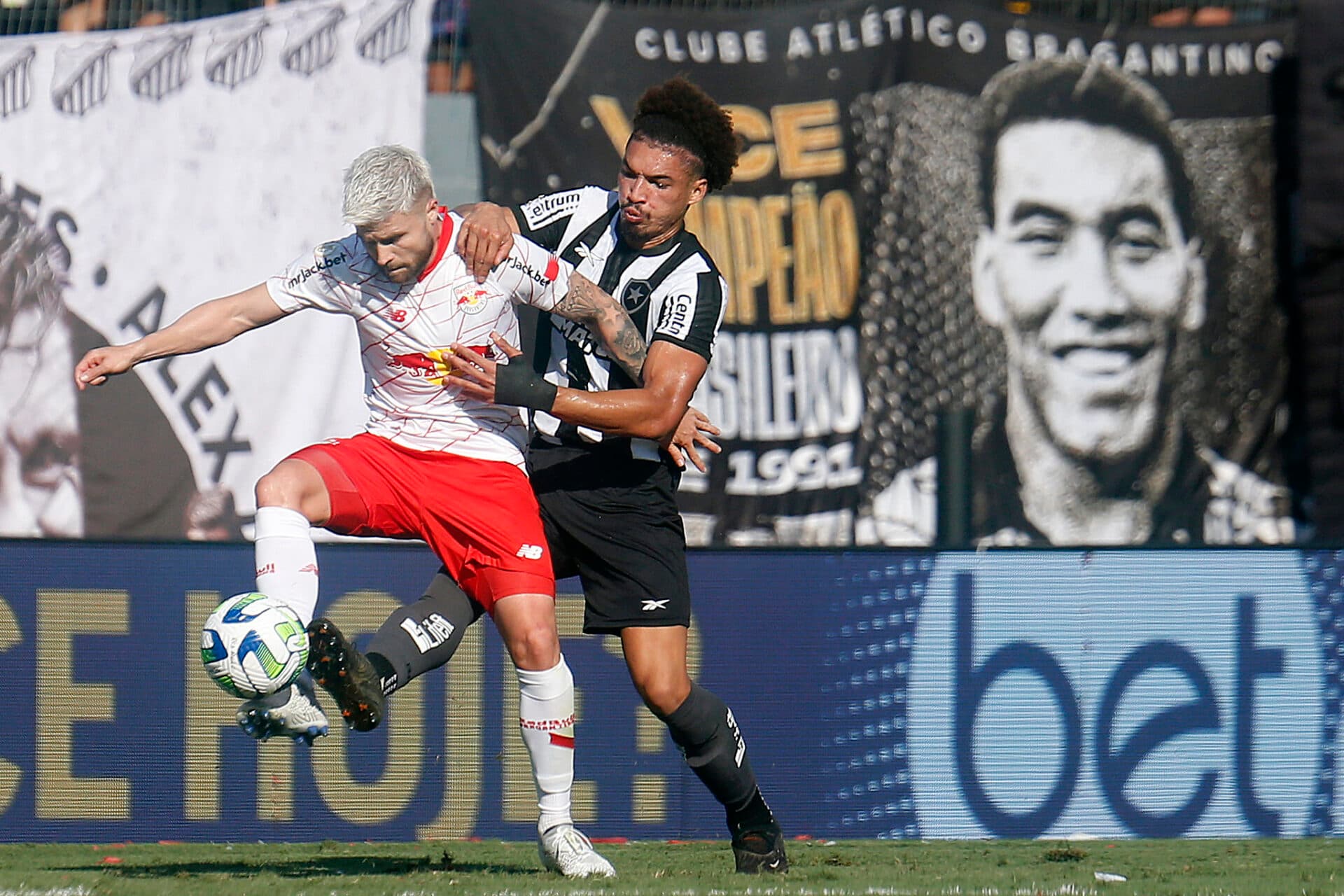 Eduardo Sasha, do Bragantino, e Adryelson, do Botafogo - Vítor Silva/Botafogo
