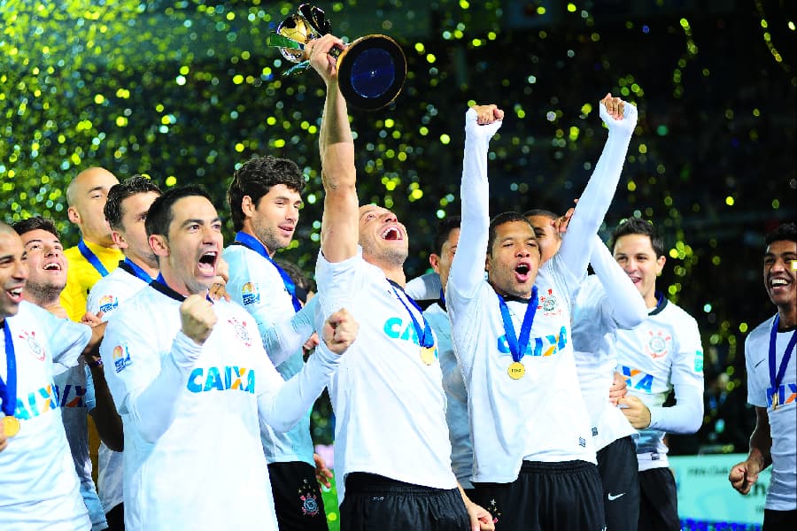 Corinthians levanta bicampeonato mundial, em 2012, contra o Chelsea - Alexandre Battibugli / PLACAR