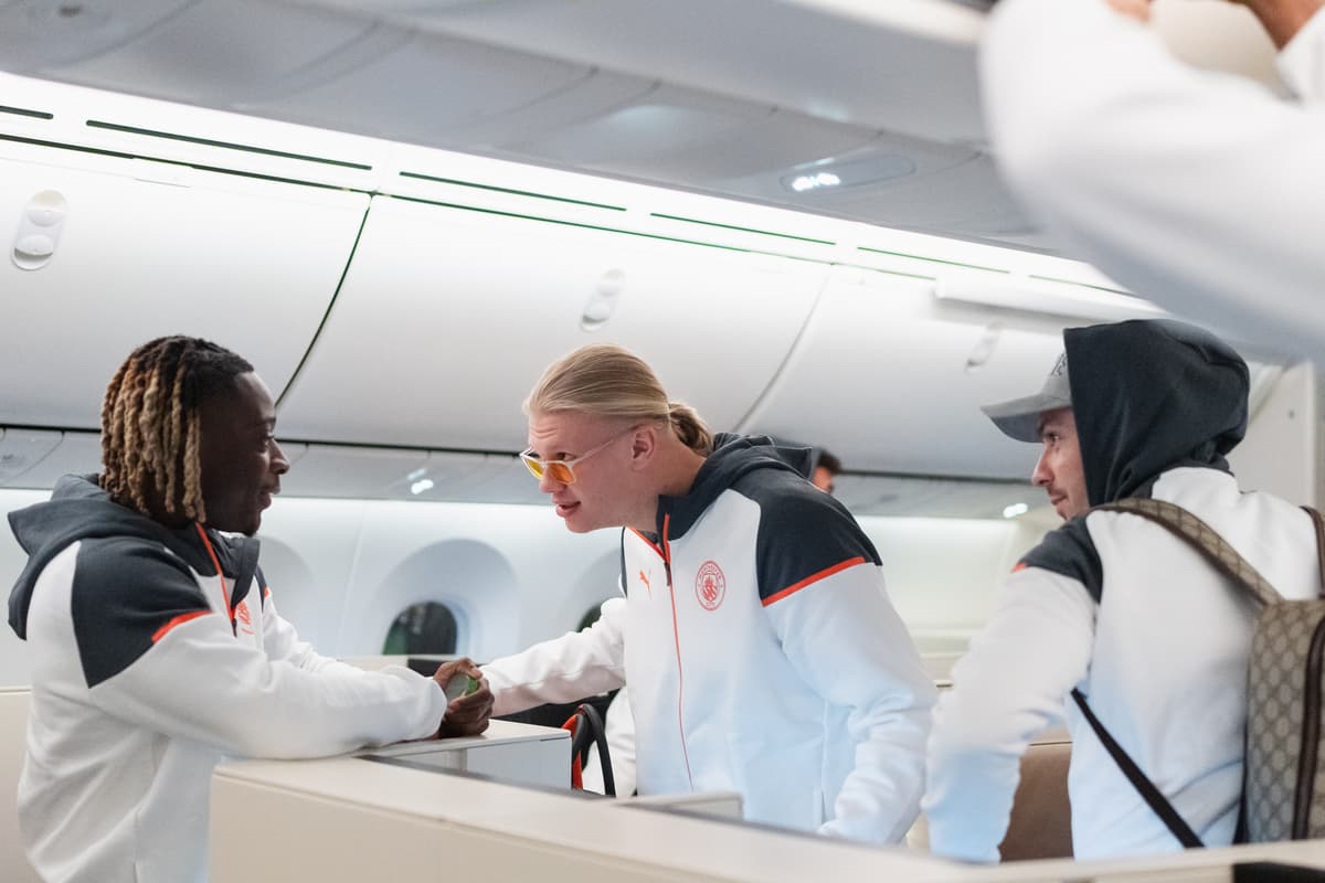 Doku, Haaland e Grealish na chegada do City à Arábia Saudita/ Divulgação