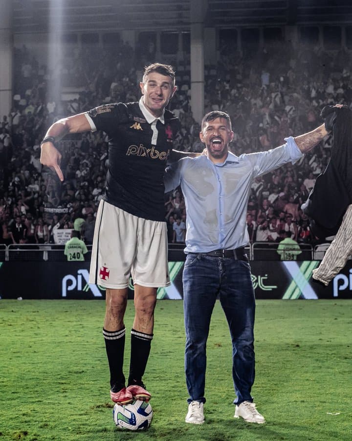 Vegetti posou sobre a bola em São Januário - Leandro Amorim/Vasco