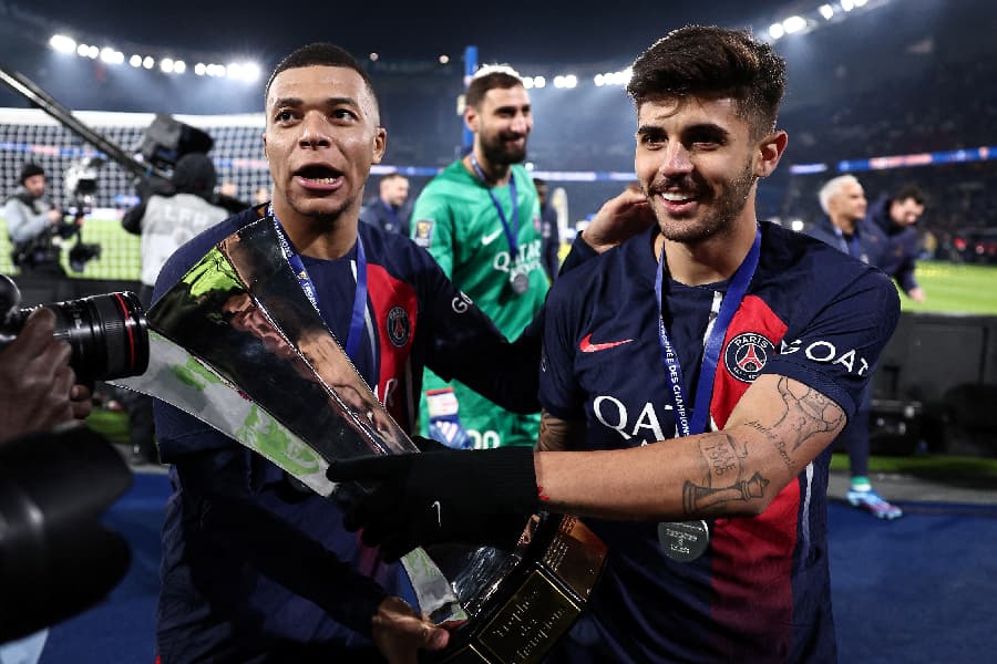 Beraldo festeja título, ao lado de Mbappé, na estreia pelo PSG - Franck Fife/AFP