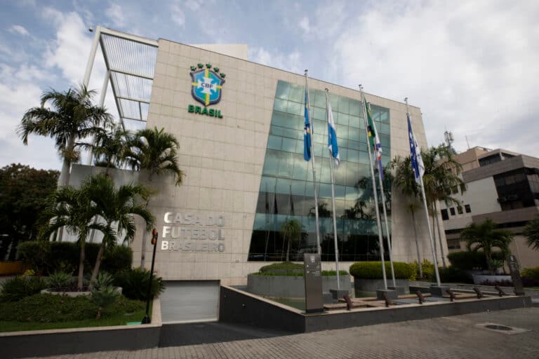 Sintéticos, torcidas visitantes e mais: o que diz o novo Manual da CBF