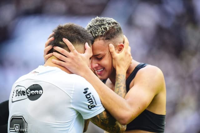 Kayke comemora com os companheiros o gol histórico - Alexandre Battibugli/Placar