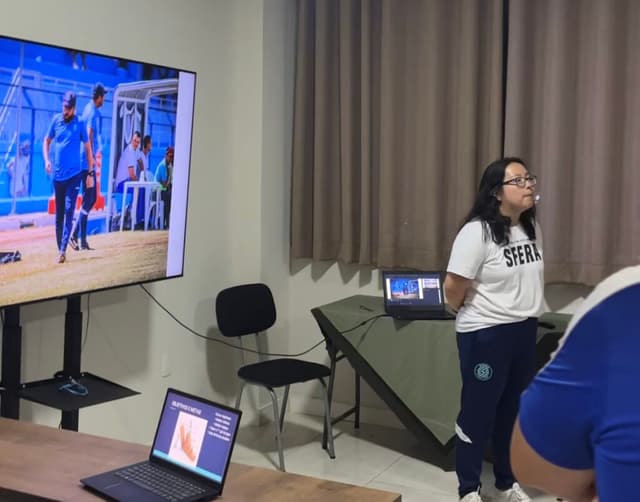 Psicóloga Lais Yuri em preleção - Guilherme Azevedo / Placar