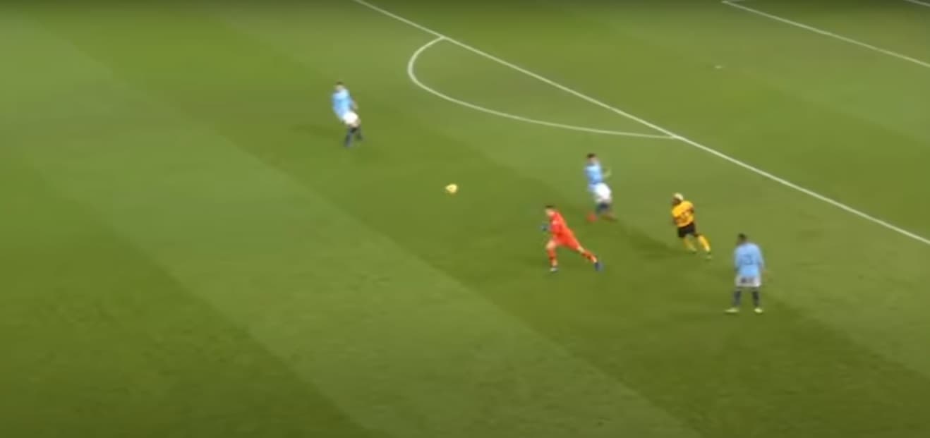Ederson sai da área e se antecipa ao atacante adversário para cortar um passe em profundidade - Man City/Reprodução