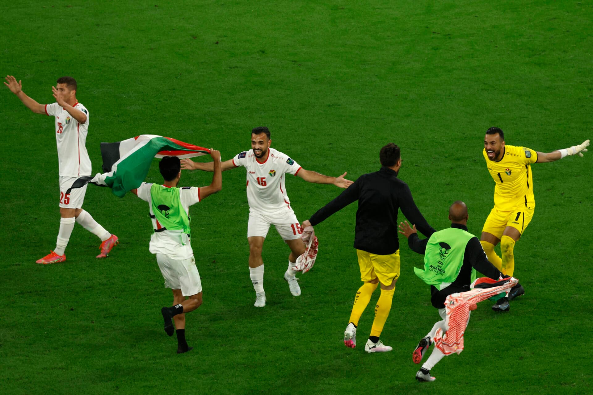 Jogadores da Jordânia comemoram após vitória sobre a Coreia do Sul na semifinal da Copa da Ásia - Karim Jaafar/AFP