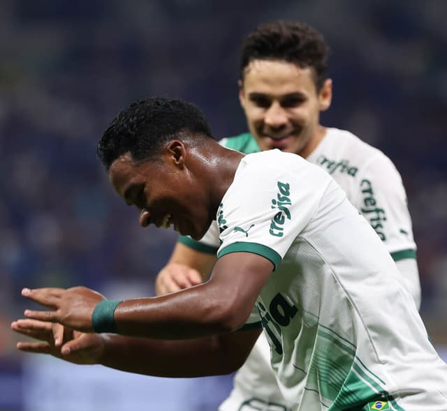 Endrick comemora com suas dancinhas ao lado de Raphael Veiga - Cesar Greco/Palmeiras
