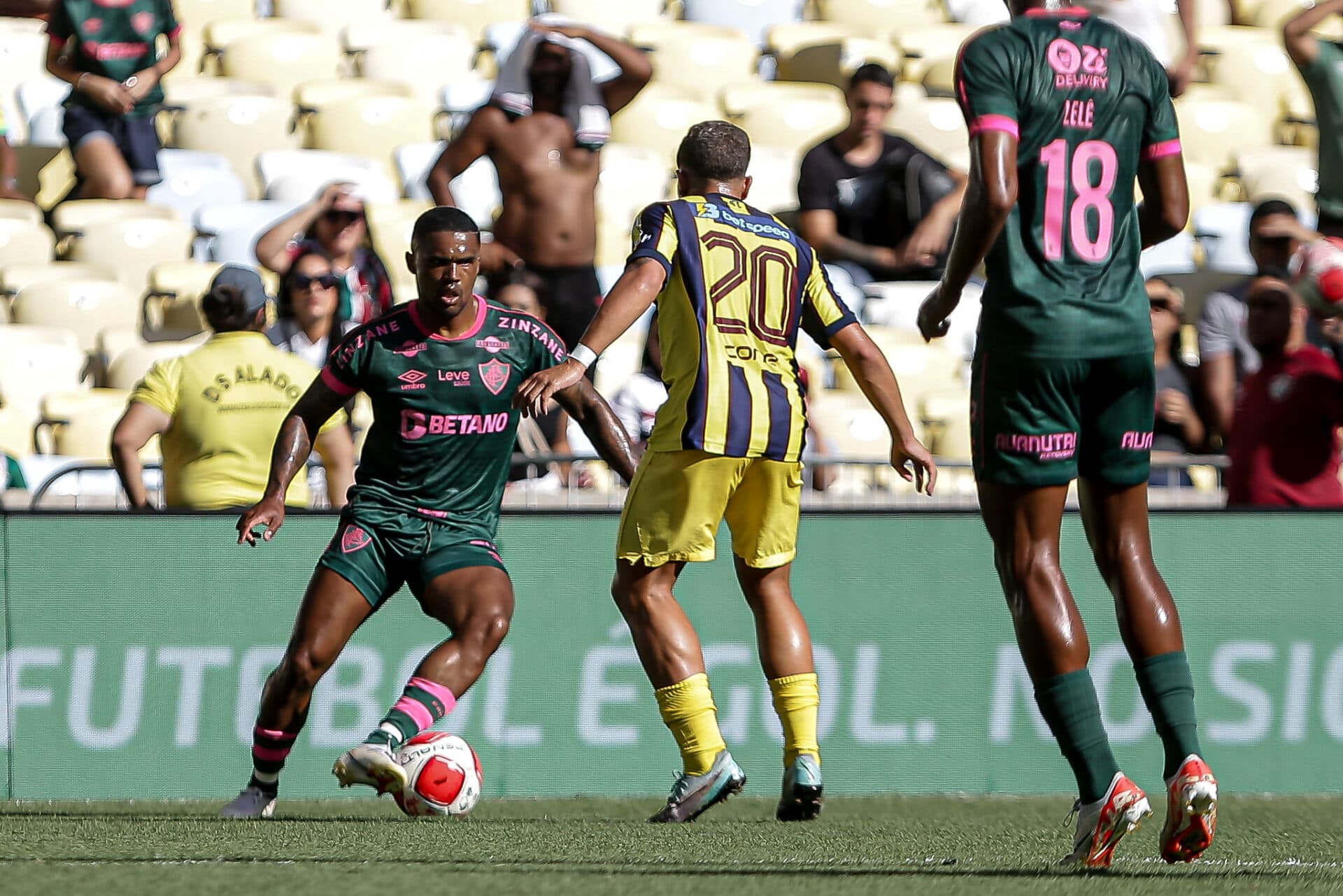 Douglas Costa em ação pelo Fluminense diante do Madureira - UCAS MERÇON/FLUMINENSE FC