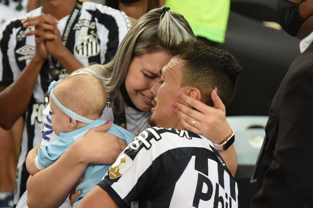 Ao lado da mulher, Lidiana, e da filha, Maria Alice: sendo consolado no Maracanã após o vice continental - Ivan Storti/Santos FC