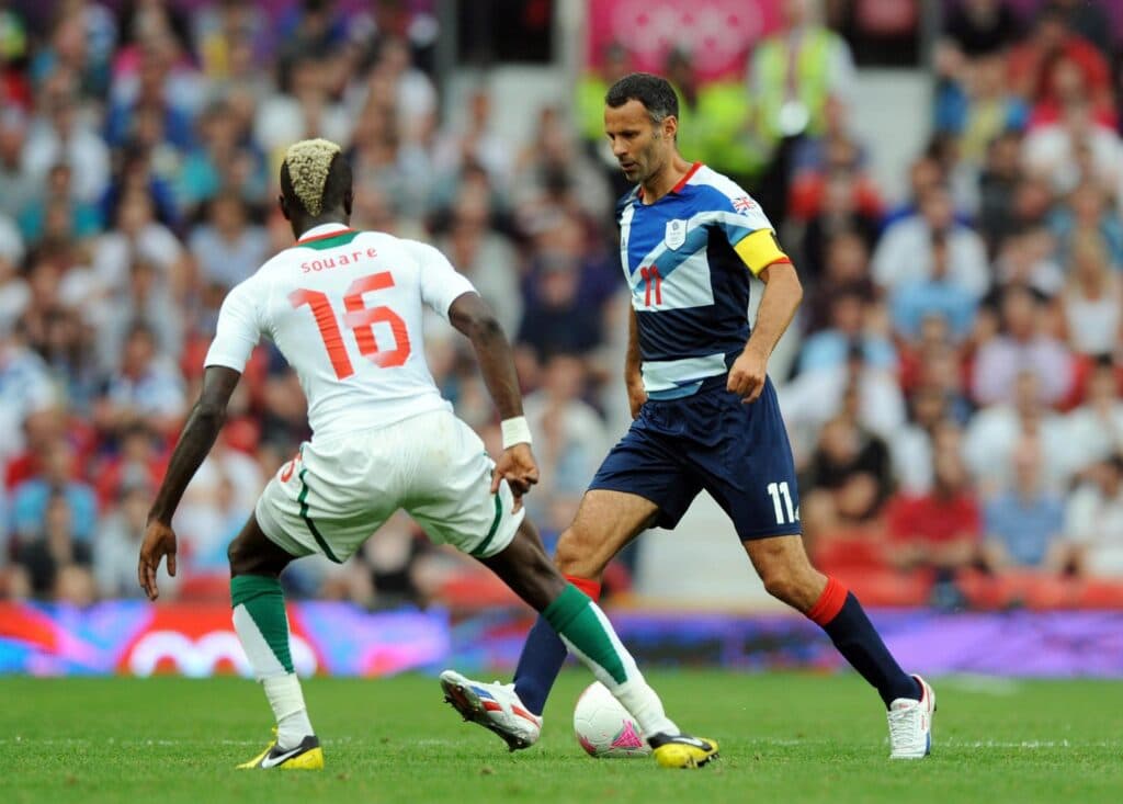 Ryan Giggs, do Reino Unido, com Pape Souare, do Senegal, na Olimpíada de Londres-2012 - EFE/Robin Parker