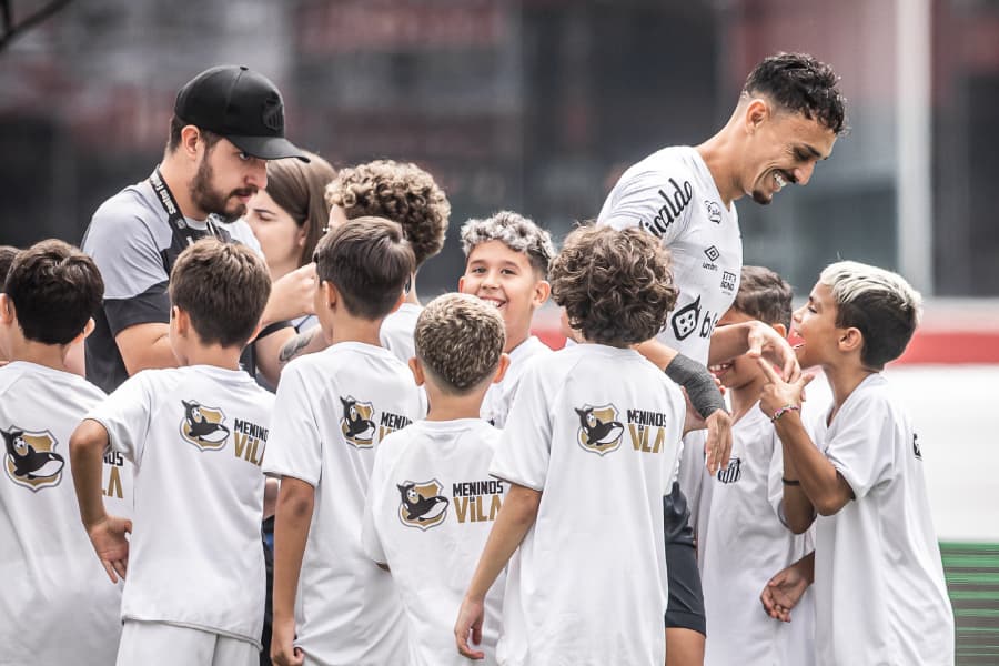 Seja com crianças, técnicos ou ídolos do clube, Pituca exala amor na Vila Belmiro - Raul Baretta/Santos FC