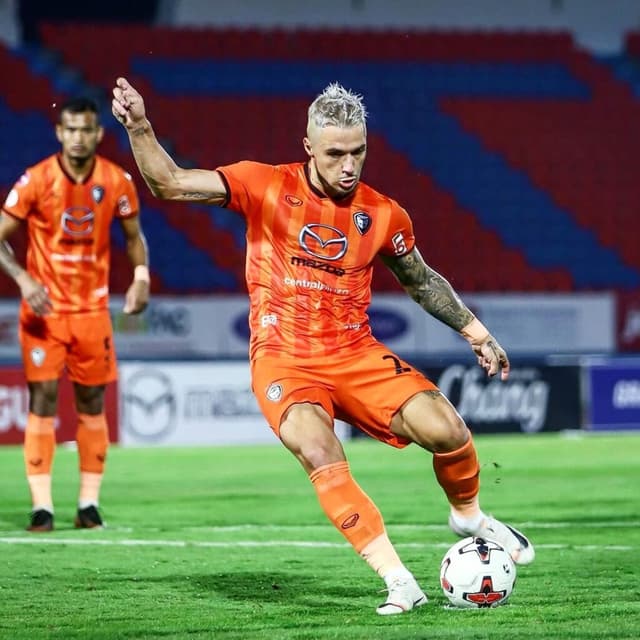 Marcando gol de pênalti pelo Nakhon Ratchasima - @dennismurillo28/Instagram