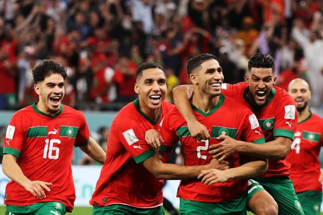 Achraf Hakimi, com a camisa 2, fez o gol decisivo de Marrocos contra a Espanha, em 2022 - Foto: EFE/EPA/Mohamed Messara