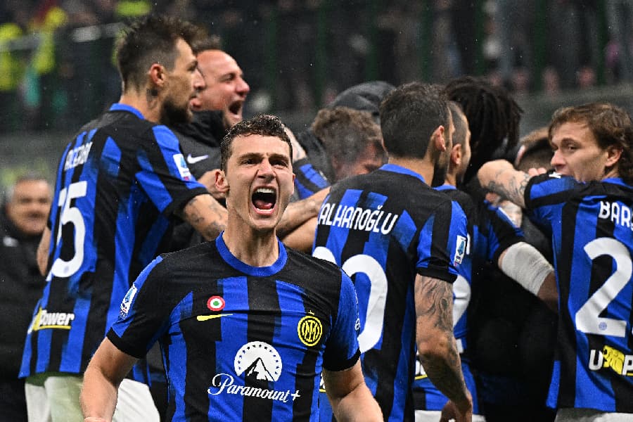 Acerbi comemora um dos gols que deu o título para a Inter - Gabriel Bouys/AFP