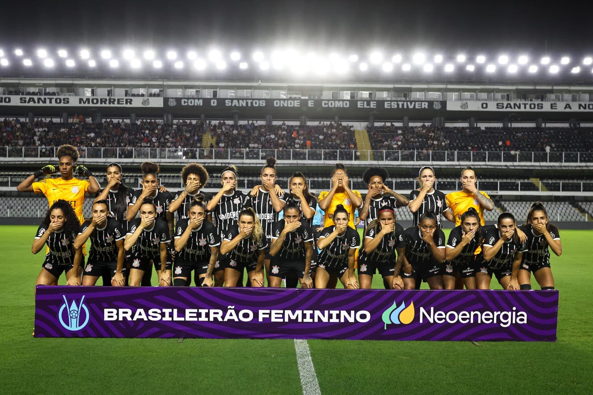 Corinthians feminino protesta antes do clássico contra o Santos - Fernanda Luz / CBF