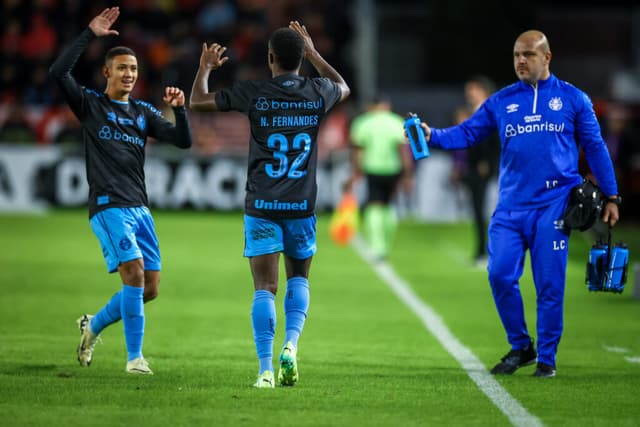 Gustavo Nunes e Nathan Fernandes comemorando o gol do Grêmio pela Libertadores - Foto: LUCAS UEBEL/GREMIO FBPA