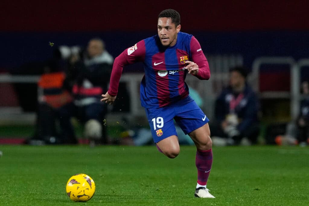 Futuro de Vitor Roque no Barcelona é incerto, diz jornal espanhol