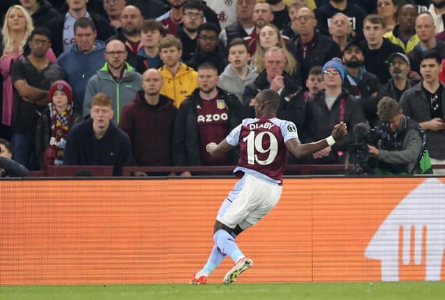 Diaby em ação pelo Aston Villa em partida da Conference League - EFE/EPA/ADAM VAUGHAN
