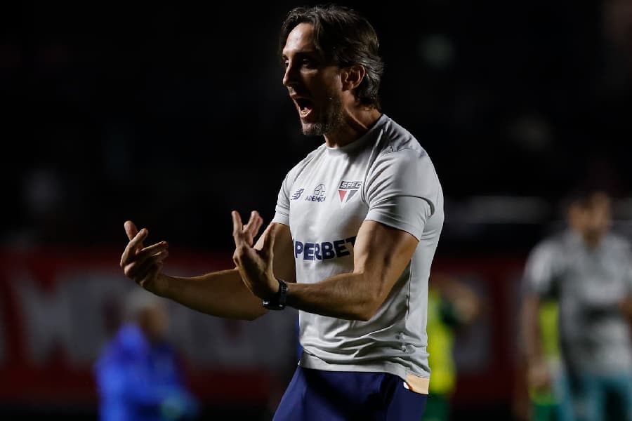 Zubeldía, técnico do São Paulo, sofre perseguição de cartões?