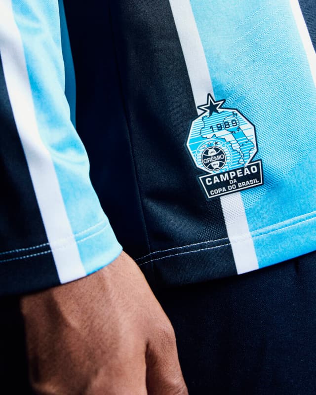 Patch na nova camiseta do Grêmio - Divulgação / Umbro Brasil