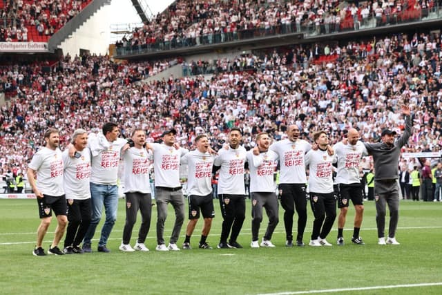 Equipe do Stuttgart comemora classificação para a Champions League contra o Bayern - EFE/EPA/ANNA SZILAGYI