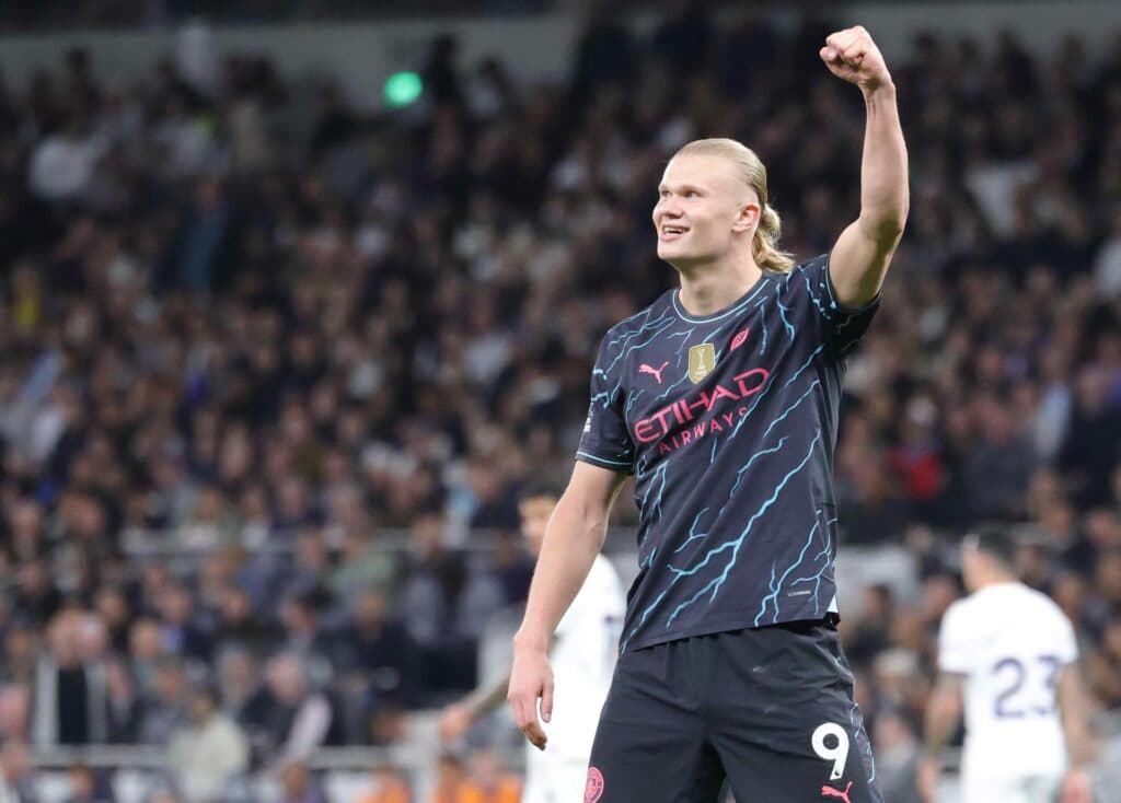 City vence Tottenham, passa Arsenal e assume liderança a uma rodada do fim