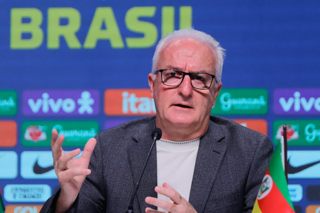 Dorival chama só três jogadores do Brasileirão apesar de promessa