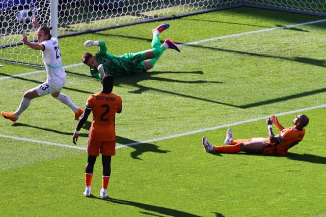 Donyell Malen após fazer o sétimo gol contra da Euro 2024 - EFE/EPA/HANNIBAL HANSCHKE