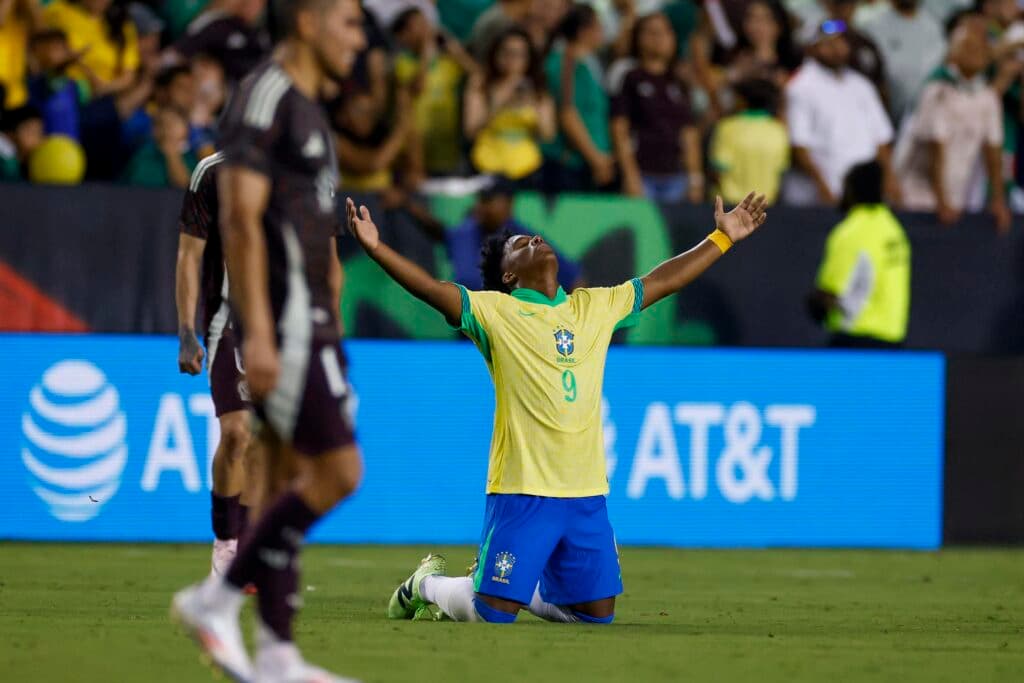 Dorival aprova testes no Brasil e Endrick foge de comparações