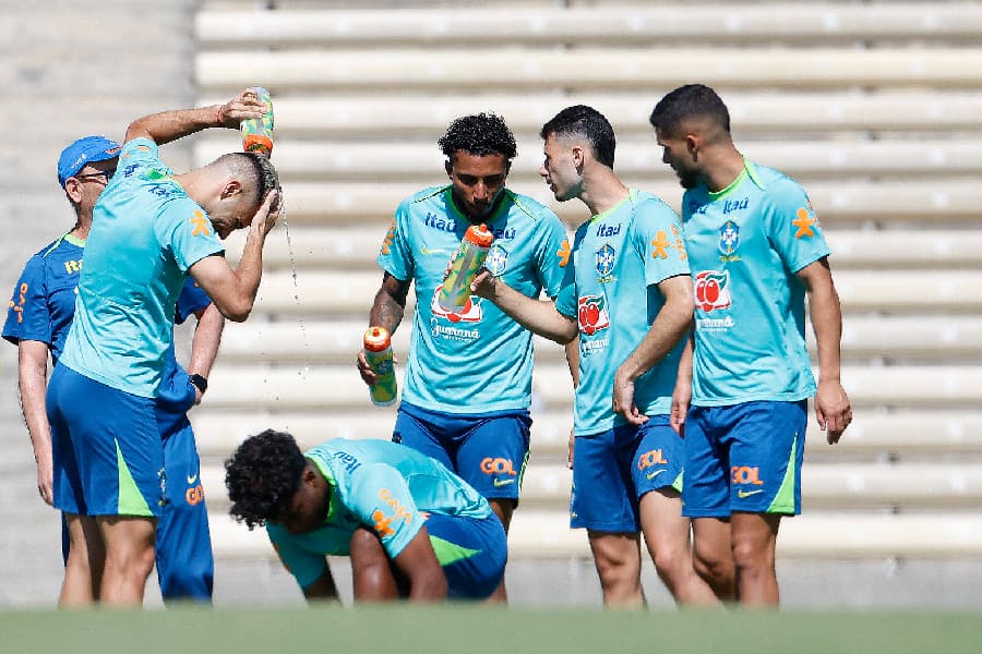 Jogadores da seleção se hidratam durante treino nos Estados Unidos - Rafael Ribeiro/CBF