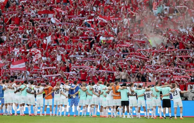 Torcida da Áustria comemora classificação junto com o time -EFE/EPA/ABEDIN TAHERKENAREH