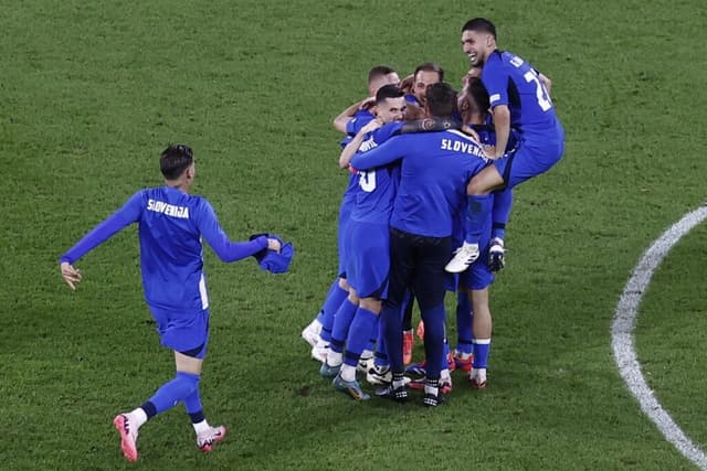 Eslovenos comemoram classificação para as oitavas da Euro - EFE/EPA/MOHAMMED BADRA