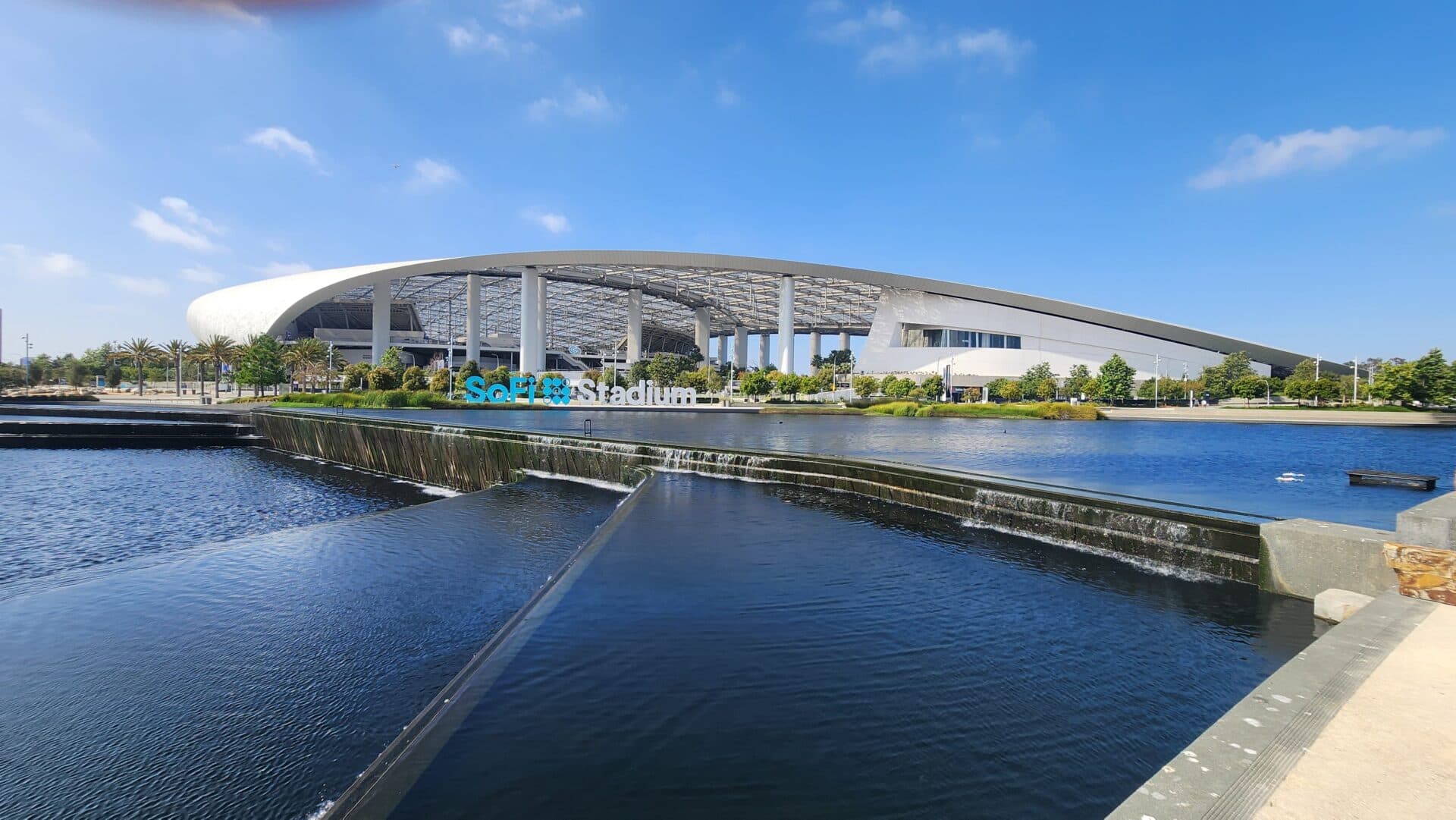 SoFi Stadium tem lago sustentável, paisagismo e grande investimento privado - Klaus Richmond/Placar