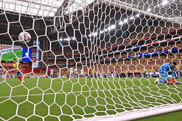 James bateu no ângulo esquerdo para converter a penalidade - Patrick T. Fallon/AFP