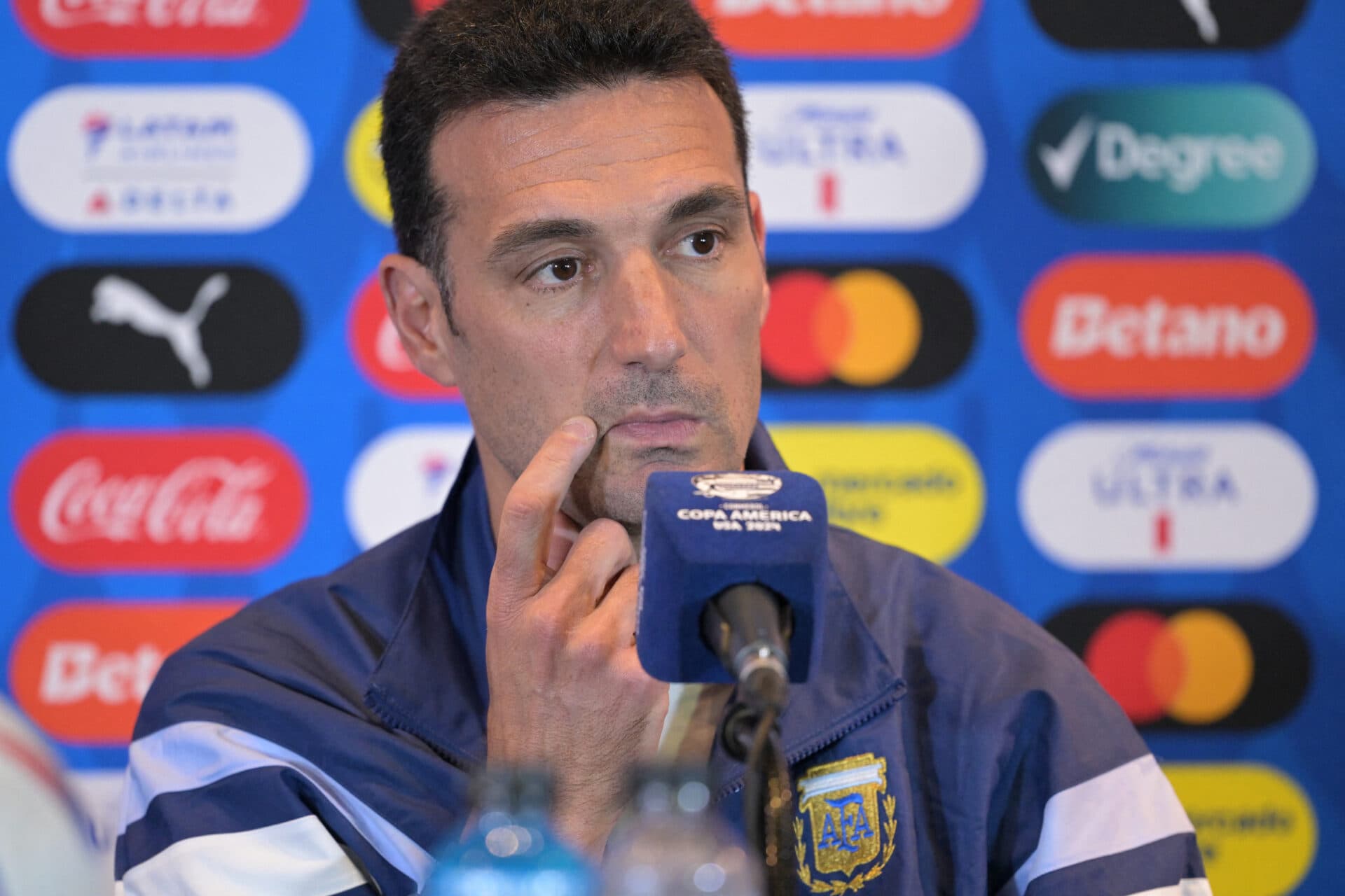 Scaloni evita críticas, mas expõe temor com novas brigas em final