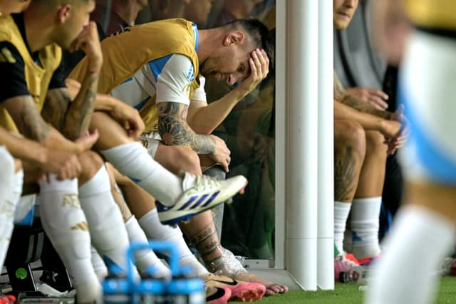 No segundo tempo, um craque inconsolável no banco de reservas - Juan Mabromata/AFP