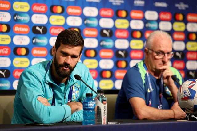 Alisson ao lado de Dorival Júnior no Levi's Stadium - Ezra Shaw/Getty Images via AFP