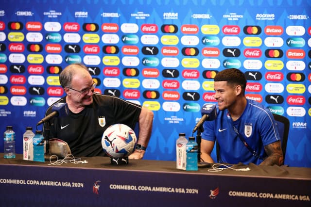 Bielsa e Maximiliano Araújo após provocações do treinador com o comandado - Jared C. Tilton/Getty Images via AFP